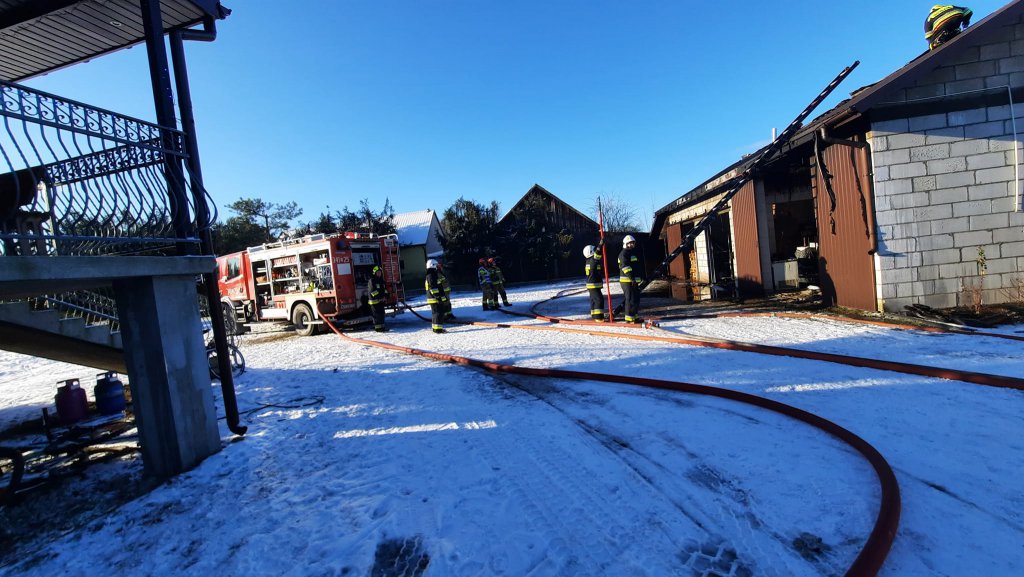 Pożar w Wachu. Interweniowało kilka jednostek strażackich [25.12.2021] - zdjęcie #13 - eOstroleka.pl