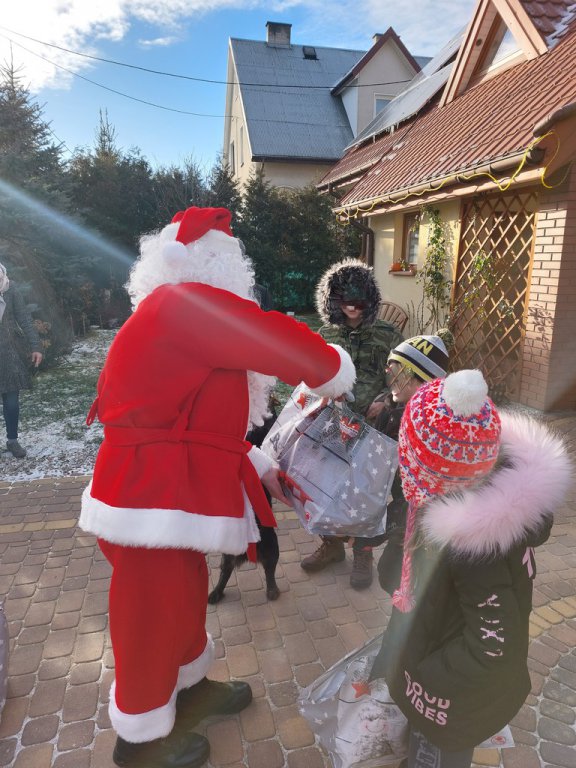 Mikołaj odwiedził wychowanków rodzinnej i instytucjonalnej pieczy zastępczej - zdjęcie #2 - eOstroleka.pl
