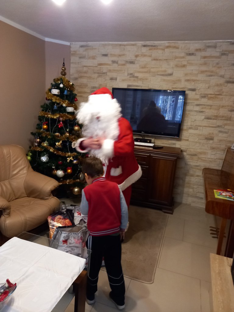 Mikołaj odwiedził wychowanków rodzinnej i instytucjonalnej pieczy zastępczej - zdjęcie #6 - eOstroleka.pl