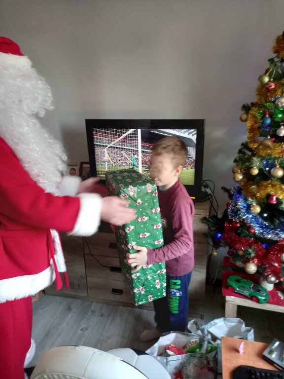Mikołaj odwiedził wychowanków rodzinnej i instytucjonalnej pieczy zastępczej - zdjęcie #7 - eOstroleka.pl