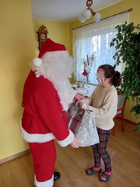 Mikołaj odwiedził wychowanków rodzinnej i instytucjonalnej pieczy zastępczej - zdjęcie #9 - eOstroleka.pl