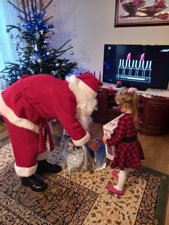 Mikołaj odwiedził wychowanków rodzinnej i instytucjonalnej pieczy zastępczej - zdjęcie #10 - eOstroleka.pl