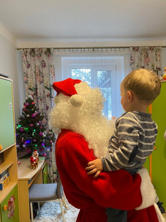 Mikołaj odwiedził wychowanków rodzinnej i instytucjonalnej pieczy zastępczej - zdjęcie #14 - eOstroleka.pl