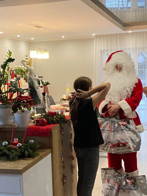 Mikołaj odwiedził wychowanków rodzinnej i instytucjonalnej pieczy zastępczej - zdjęcie #17 - eOstroleka.pl