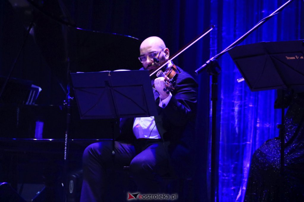 Koncert Sylwestrowy w Ostrołęckim Centrum Kultury [31.12.2021] - zdjęcie #10 - eOstroleka.pl