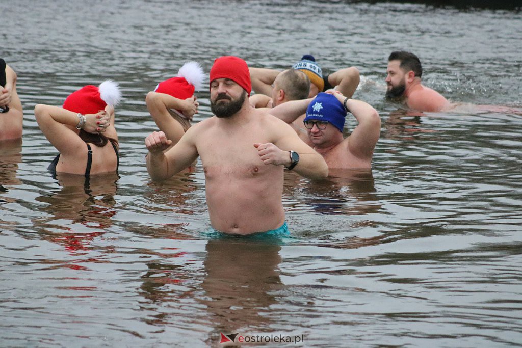 Spotkanie Ostrołęckich Morsów na plaży miejskiej [02.01.2022] - zdjęcie #10 - eOstroleka.pl
