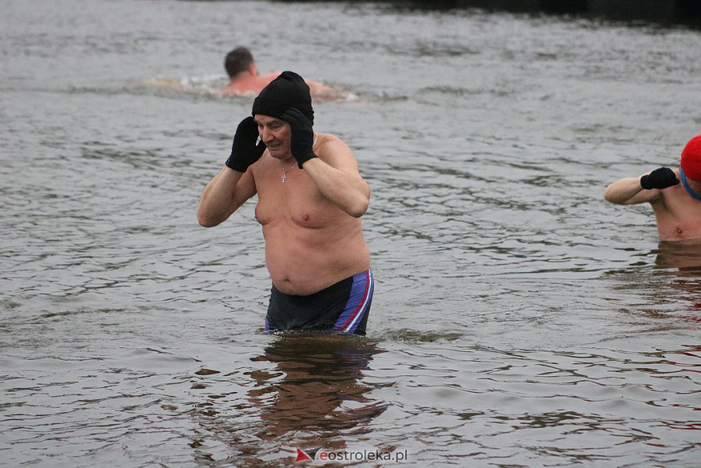 Spotkanie Ostrołęckich Morsów na plaży miejskiej [02.01.2022] - zdjęcie #6 - eOstroleka.pl