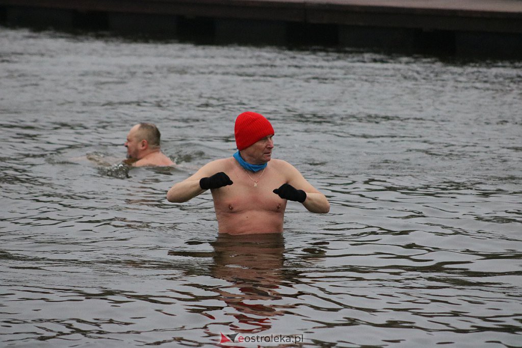 Spotkanie Ostrołęckich Morsów na plaży miejskiej [02.01.2022] - zdjęcie #5 - eOstroleka.pl