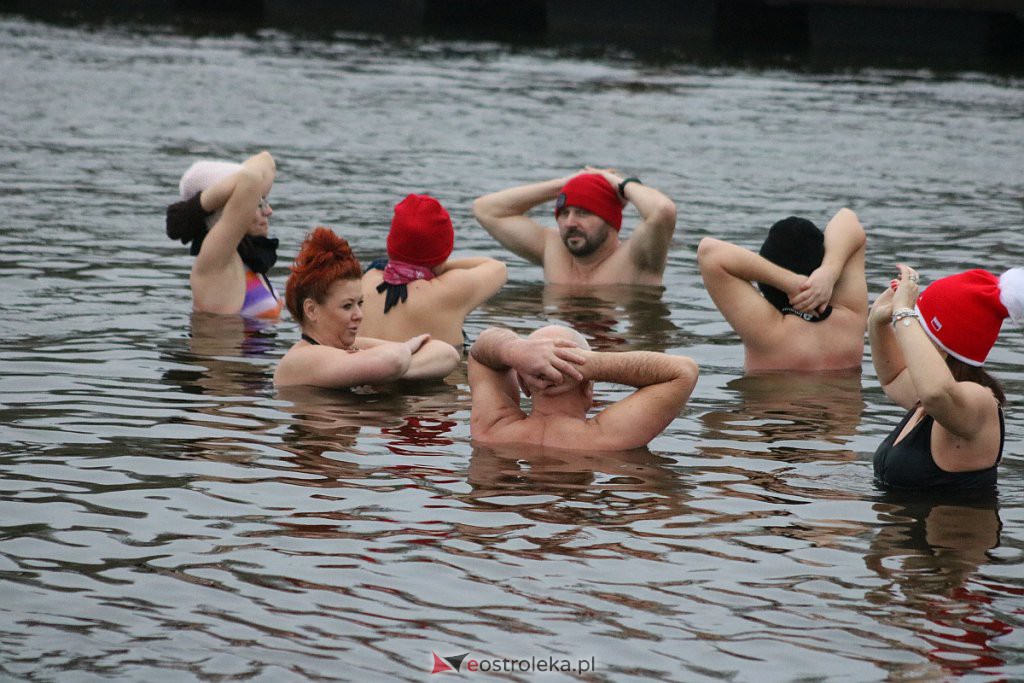 Spotkanie Ostrołęckich Morsów na plaży miejskiej [02.01.2022] - zdjęcie #4 - eOstroleka.pl