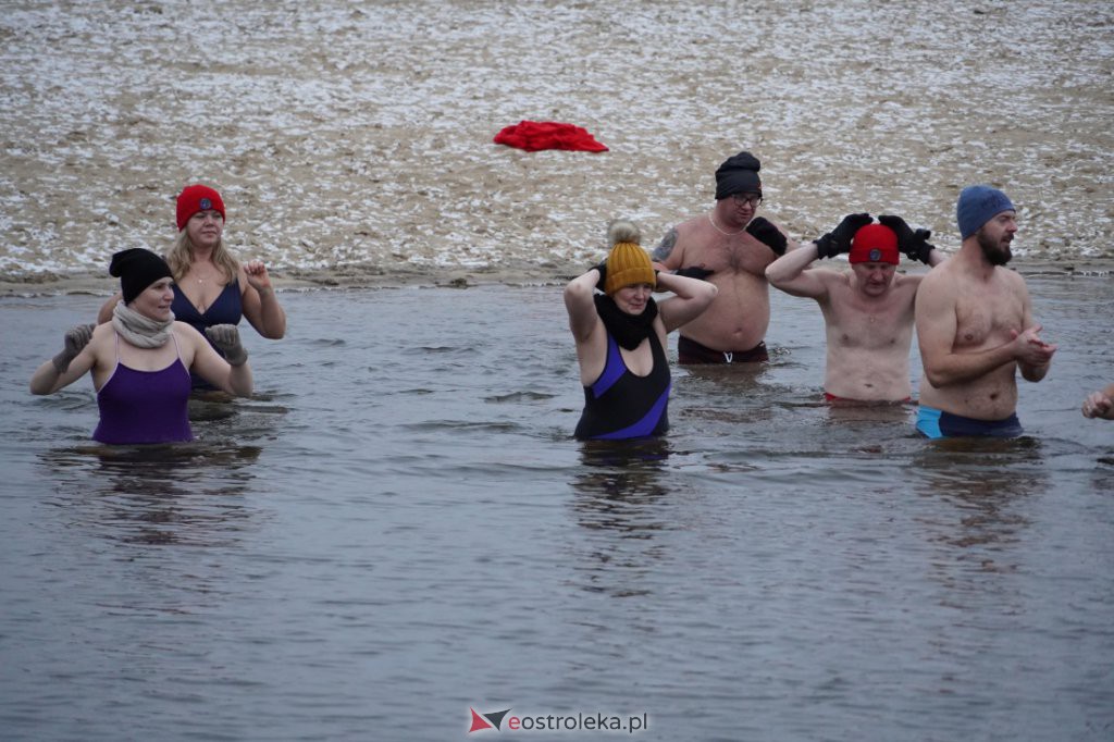 Kolejna kąpiel morsów w Narwi [08.01.2022] - zdjęcie #6 - eOstroleka.pl