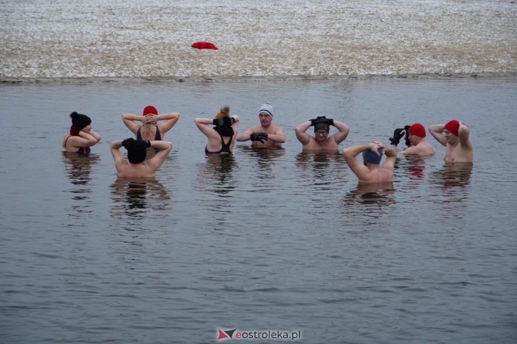 Kolejna kąpiel morsów w Narwi [08.01.2022] - zdjęcie #11 - eOstroleka.pl