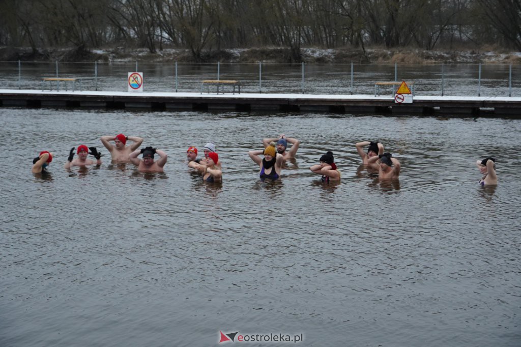 Kolejna kąpiel morsów w Narwi [08.01.2022] - zdjęcie #19 - eOstroleka.pl
