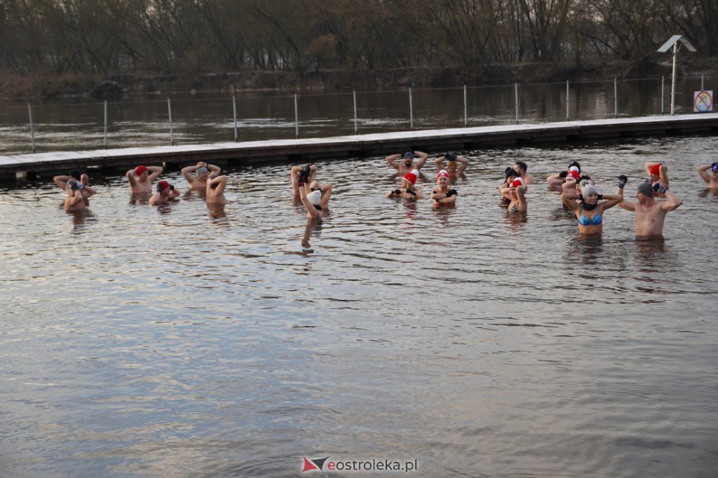 Niedzielne spotkanie morsó na plaży miejskiej w Ostrołęce [09.01.2022] - zdjęcie #7 - eOstroleka.pl
