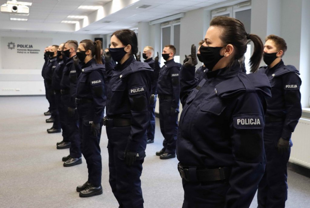 Nowi policjanci złożyli ślubowanie. Jeden z nich będzie służył w Ostrołęce [11.01.2022] - zdjęcie #1 - eOstroleka.pl