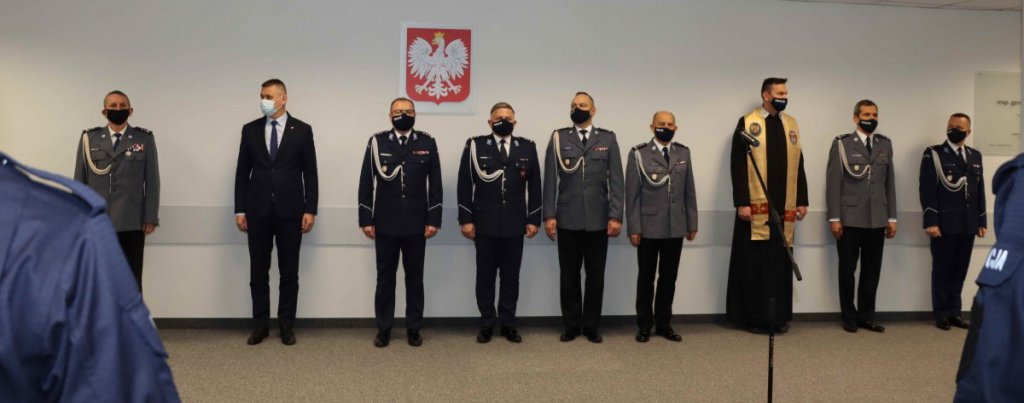 Nowi policjanci złożyli ślubowanie. Jeden z nich będzie służył w Ostrołęce [11.01.2022] - zdjęcie #2 - eOstroleka.pl