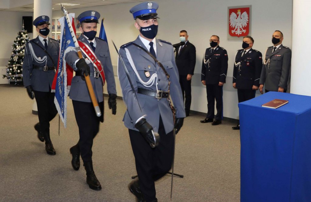 Nowi policjanci złożyli ślubowanie. Jeden z nich będzie służył w Ostrołęce [11.01.2022] - zdjęcie #3 - eOstroleka.pl