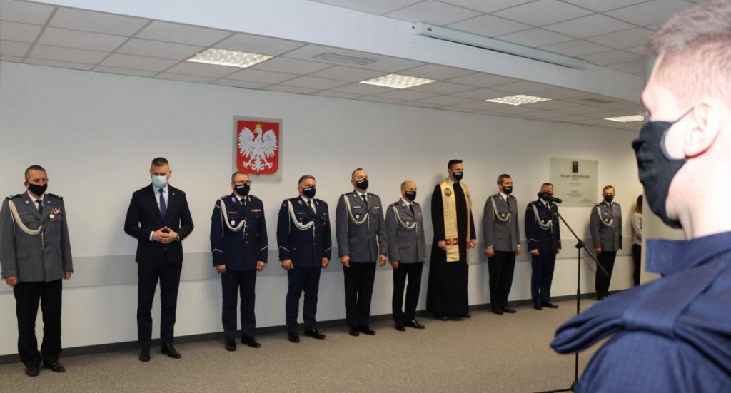 Nowi policjanci złożyli ślubowanie. Jeden z nich będzie służył w Ostrołęce [11.01.2022] - zdjęcie #6 - eOstroleka.pl