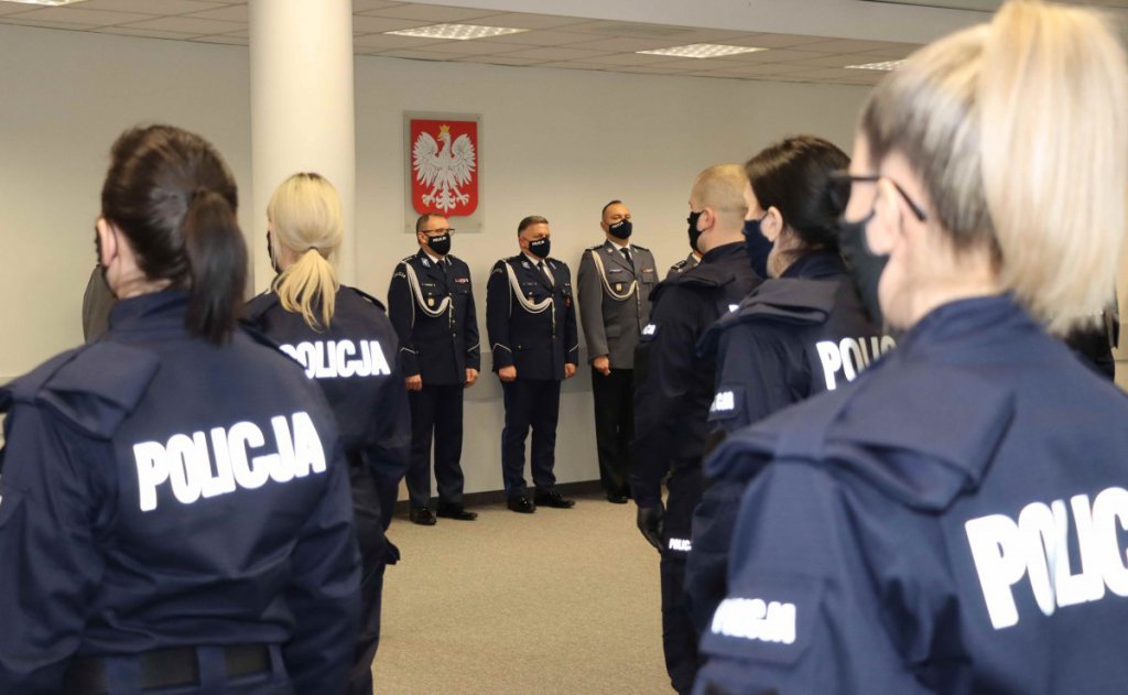 Nowi policjanci złożyli ślubowanie. Jeden z nich będzie służył w Ostrołęce [11.01.2022] - zdjęcie #8 - eOstroleka.pl