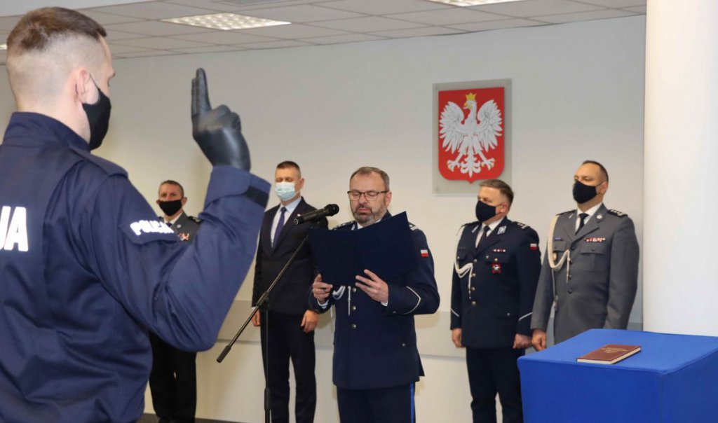 Nowi policjanci złożyli ślubowanie. Jeden z nich będzie służył w Ostrołęce [11.01.2022] - zdjęcie #10 - eOstroleka.pl