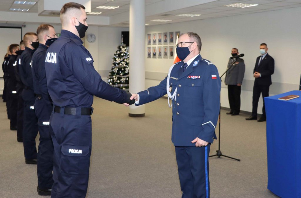 Nowi policjanci złożyli ślubowanie. Jeden z nich będzie służył w Ostrołęce [11.01.2022] - zdjęcie #11 - eOstroleka.pl