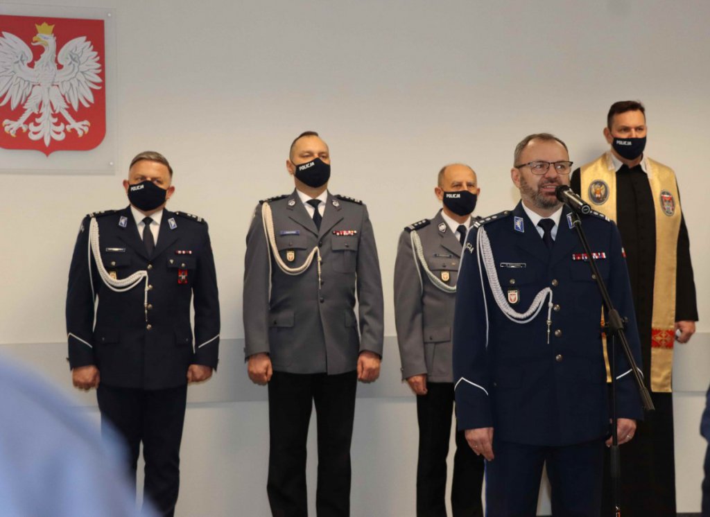 Nowi policjanci złożyli ślubowanie. Jeden z nich będzie służył w Ostrołęce [11.01.2022] - zdjęcie #12 - eOstroleka.pl
