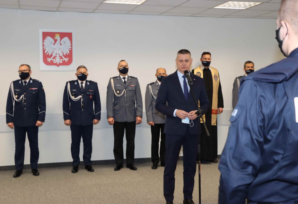 Nowi policjanci złożyli ślubowanie. Jeden z nich będzie służył w Ostrołęce [11.01.2022] - zdjęcie #13 - eOstroleka.pl