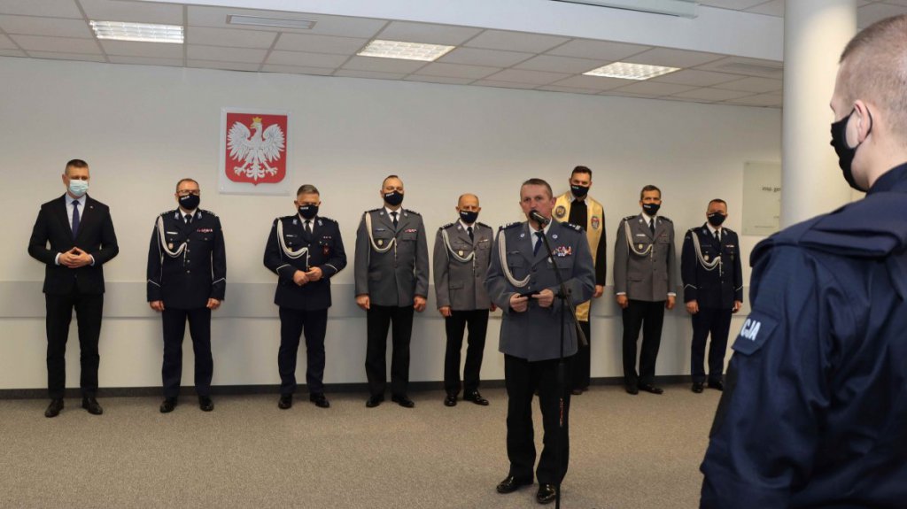 Nowi policjanci złożyli ślubowanie. Jeden z nich będzie służył w Ostrołęce [11.01.2022] - zdjęcie #14 - eOstroleka.pl