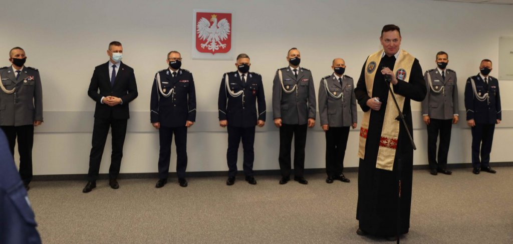 Nowi policjanci złożyli ślubowanie. Jeden z nich będzie służył w Ostrołęce [11.01.2022] - zdjęcie #15 - eOstroleka.pl