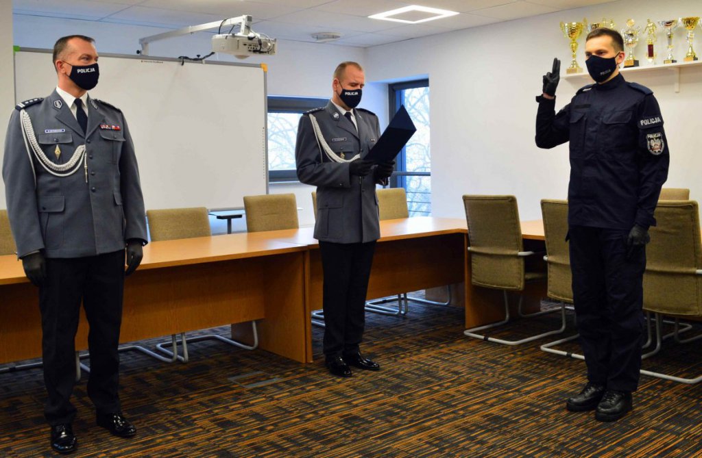Nowi policjanci złożyli ślubowanie. Jeden z nich będzie służył w Ostrołęce [11.01.2022] - zdjęcie #16 - eOstroleka.pl