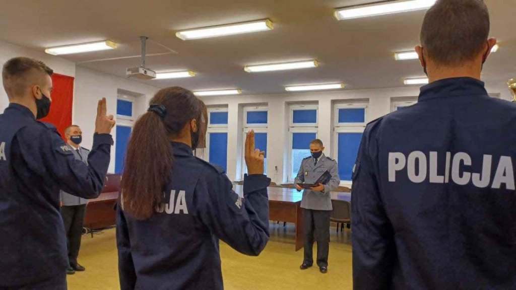 Nowi policjanci złożyli ślubowanie. Jeden z nich będzie służył w Ostrołęce [11.01.2022] - zdjęcie #17 - eOstroleka.pl