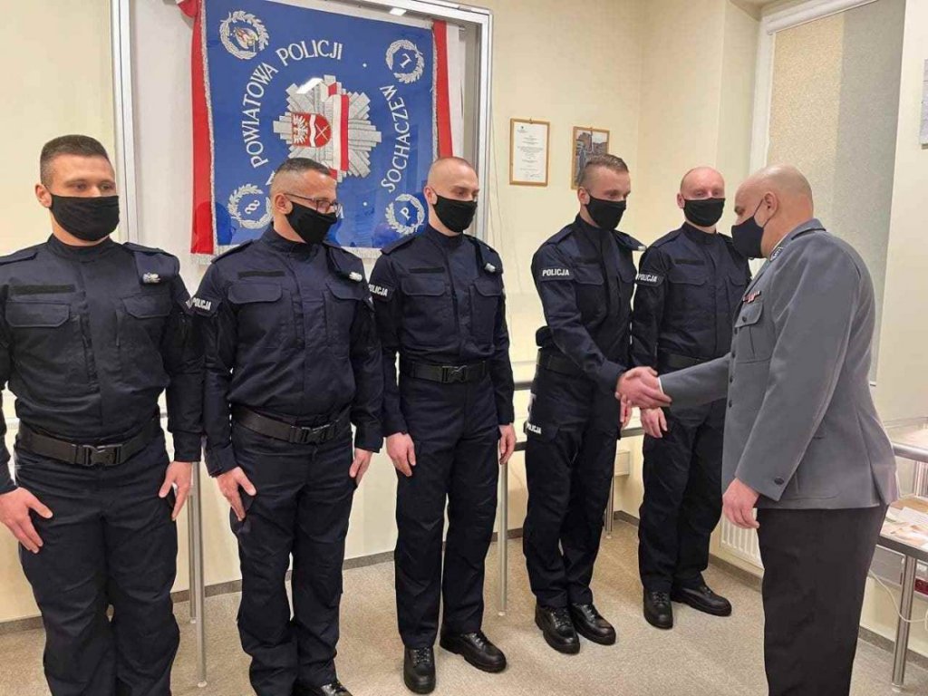 Nowi policjanci złożyli ślubowanie. Jeden z nich będzie służył w Ostrołęce [11.01.2022] - zdjęcie #18 - eOstroleka.pl