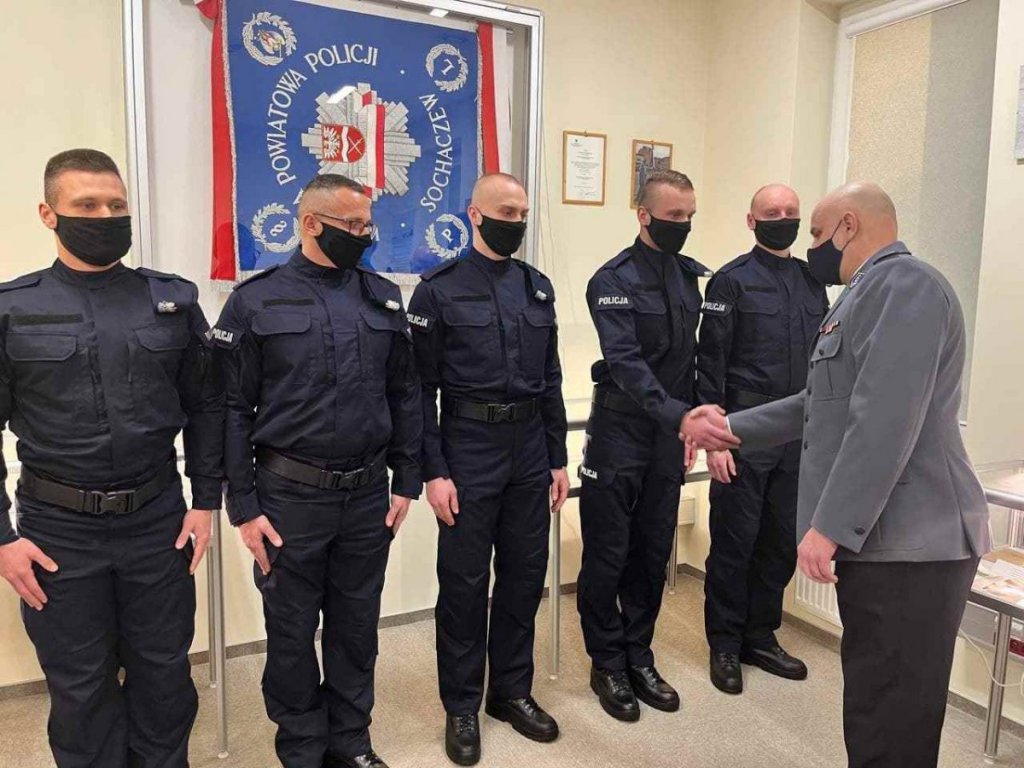 Nowi policjanci złożyli ślubowanie. Jeden z nich będzie służył w Ostrołęce [11.01.2022] - zdjęcie #1 - eOstroleka.pl