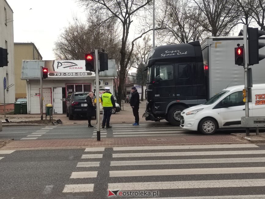 Wypadek przy ul. Traugutta [12.01.2022] - zdjęcie #6 - eOstroleka.pl