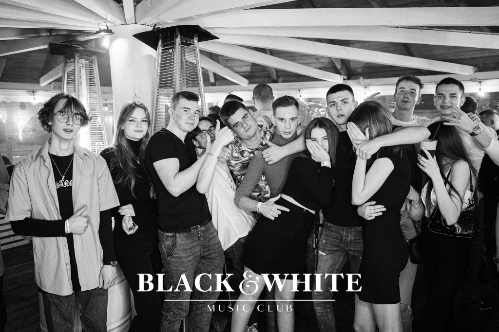 Studniówkowe poprawiny w Clubie Black&White [01.01.2022] - zdjęcie #7 - eOstroleka.pl
