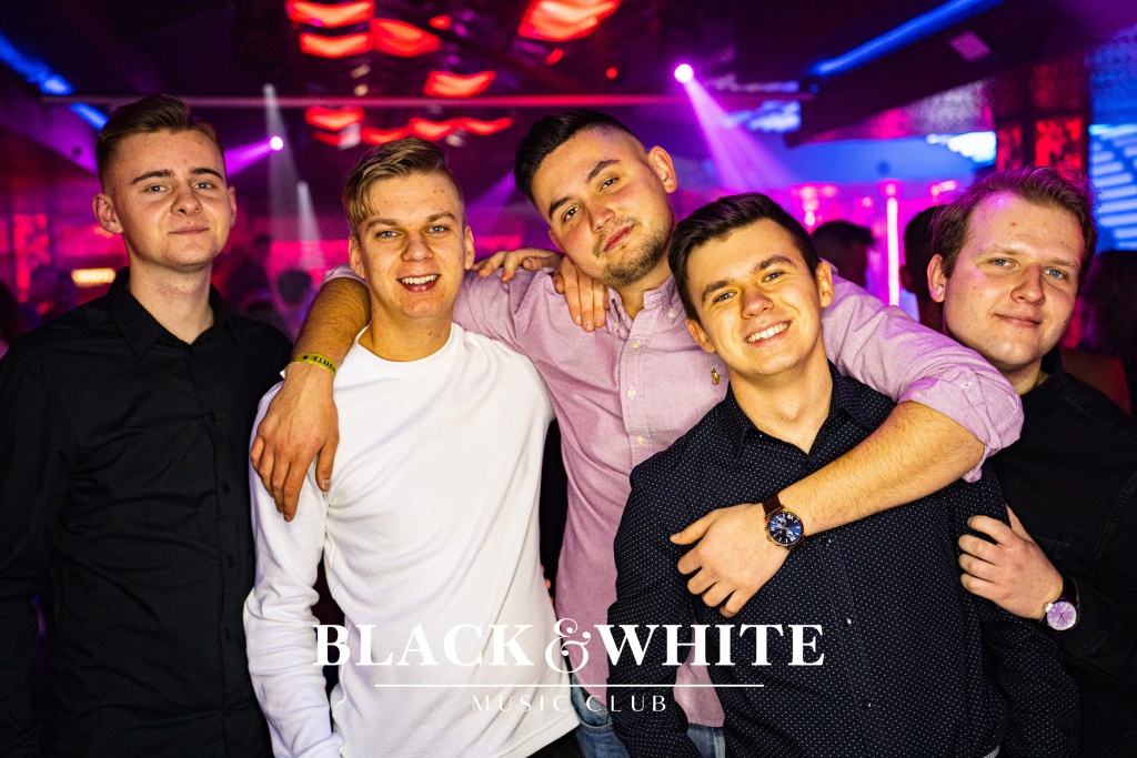 Studniówkowe poprawiny w Clubie Black&White [01.01.2022] - zdjęcie #58 - eOstroleka.pl