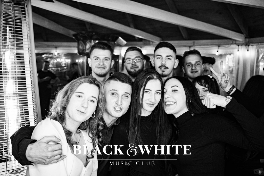 Studniówkowe poprawiny w Clubie Black&White [01.01.2022] - zdjęcie #55 - eOstroleka.pl