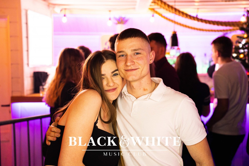 Studniówkowe poprawiny w Clubie Black&White [01.01.2022] - zdjęcie #44 - eOstroleka.pl