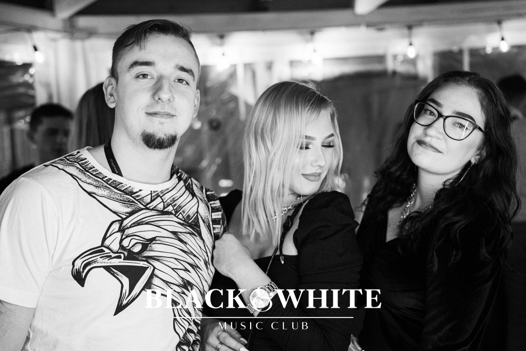 Studniówkowe poprawiny w Clubie Black&White [01.01.2022] - zdjęcie #41 - eOstroleka.pl