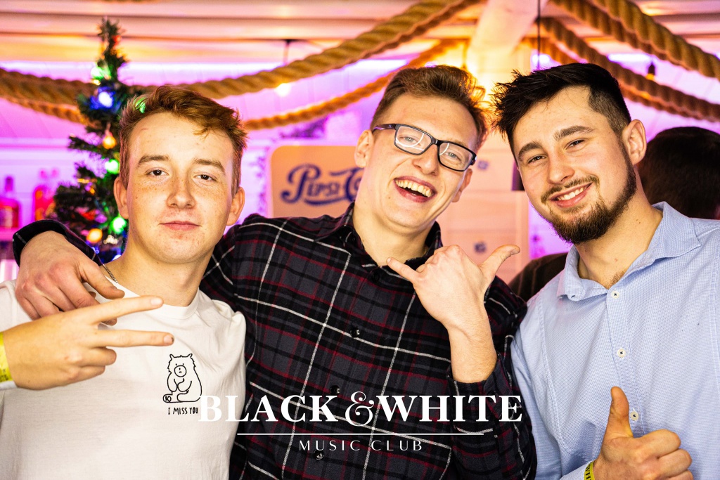 Studniówkowe poprawiny w Clubie Black&White [01.01.2022] - zdjęcie #33 - eOstroleka.pl
