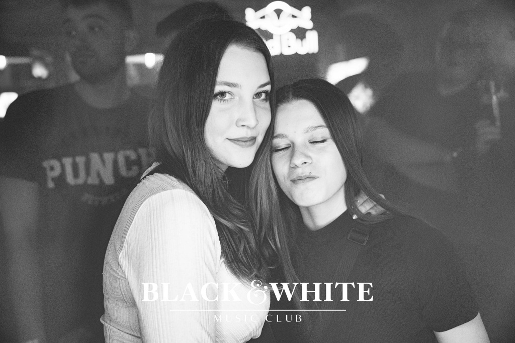 Studniówkowe poprawiny w Clubie Black&White [01.01.2022] - zdjęcie #24 - eOstroleka.pl