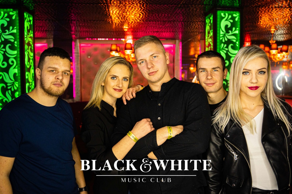 Studniówkowe poprawiny w Clubie Black&White [01.01.2022] - zdjęcie #20 - eOstroleka.pl