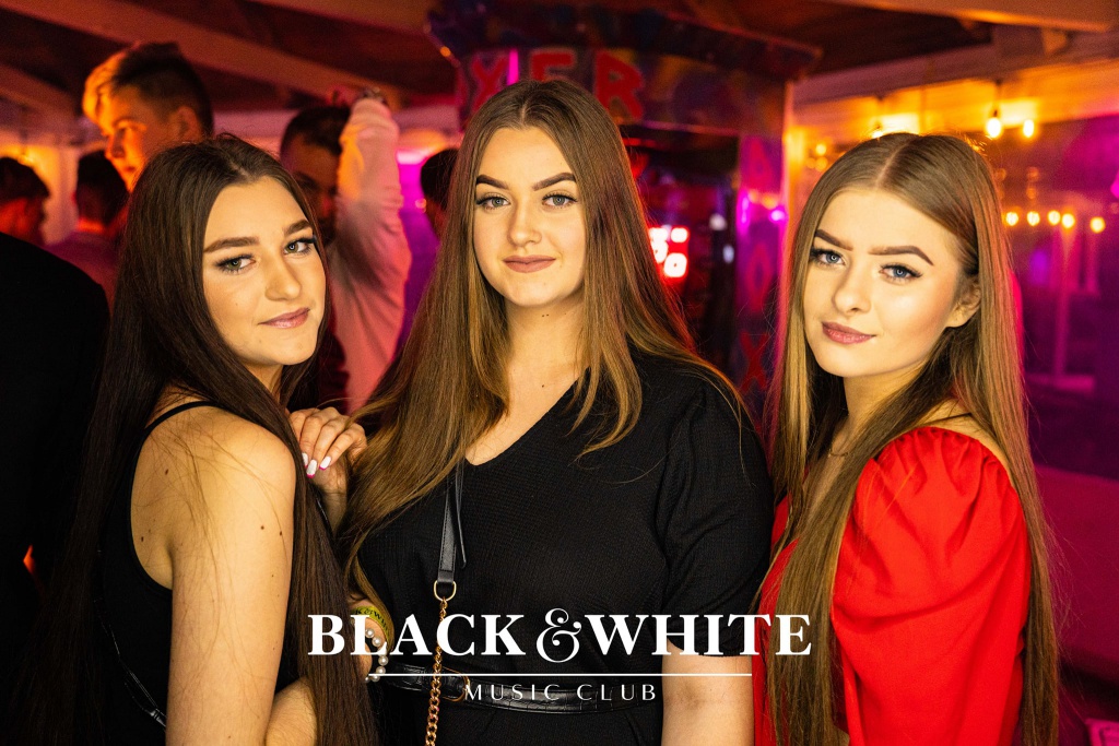 Studniówkowe poprawiny w Clubie Black&White [01.01.2022] - zdjęcie #16 - eOstroleka.pl
