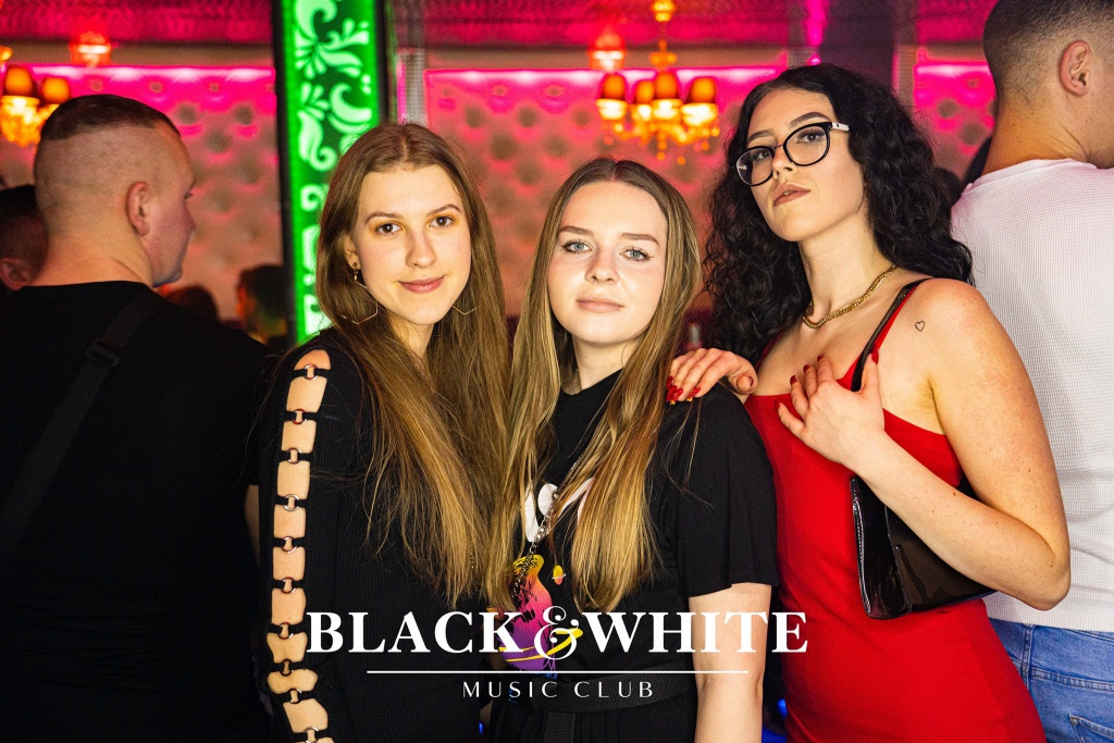 Studniówkowe poprawiny w Clubie Black&White [01.01.2022] - zdjęcie #14 - eOstroleka.pl