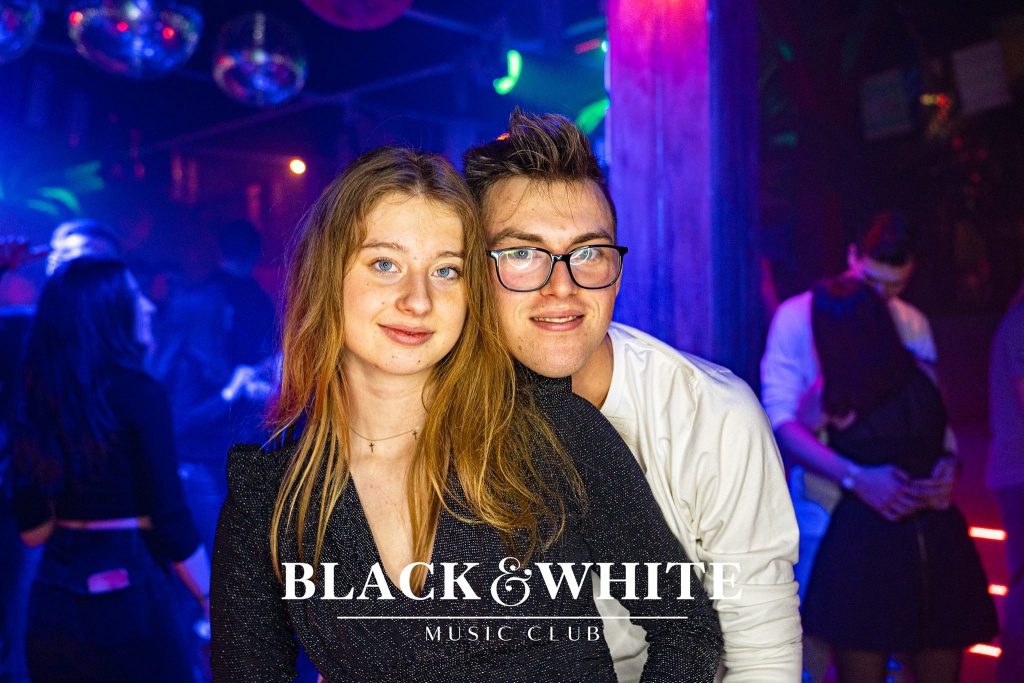 Studniówkowe poprawiny w Clubie Black&White [01.01.2022] - zdjęcie #13 - eOstroleka.pl