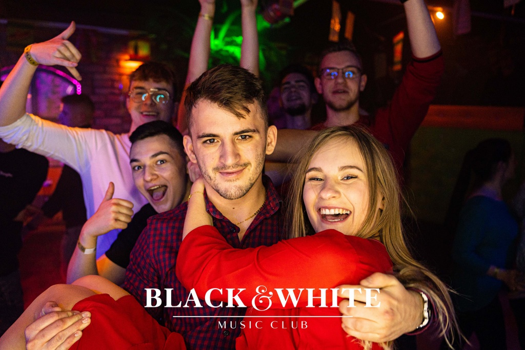Studniówkowe poprawiny w Clubie Black&White [01.01.2022] - zdjęcie #9 - eOstroleka.pl