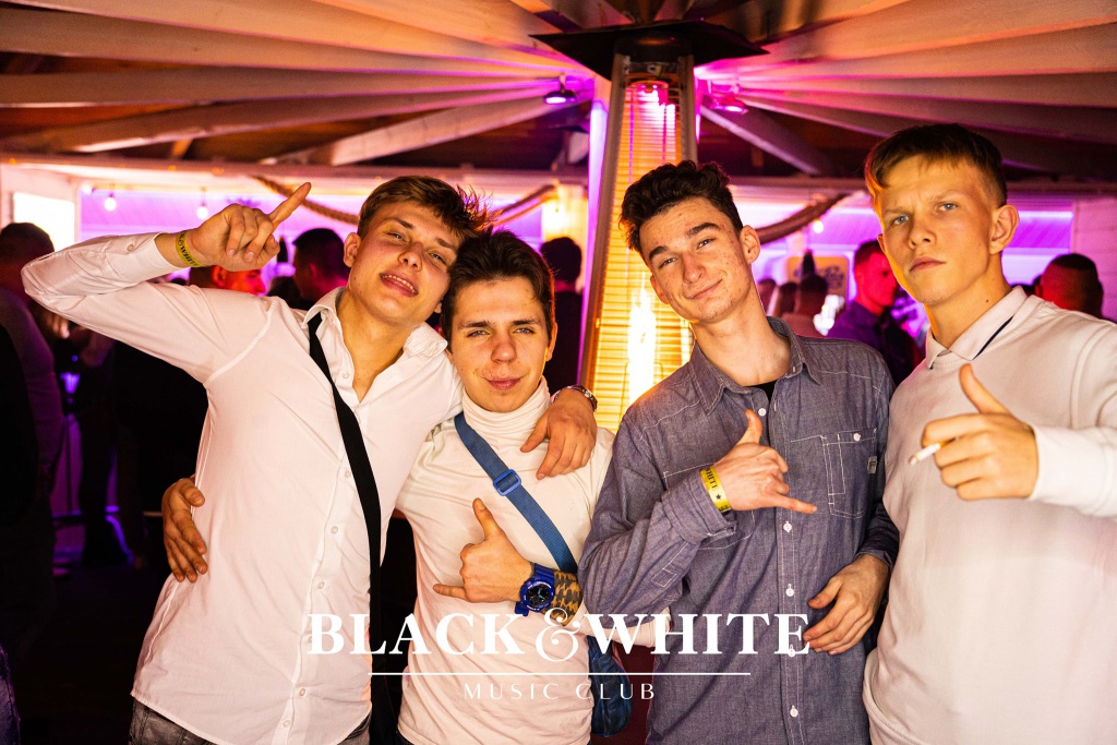 Studniówkowe poprawiny w Clubie Black&White [01.01.2022] - zdjęcie #3 - eOstroleka.pl