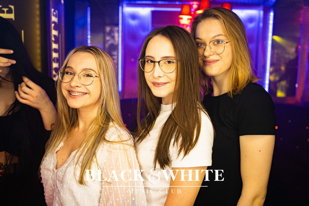 Studniówkowe poprawiny w Clubie Black&White [01.01.2022] - zdjęcie #2 - eOstroleka.pl