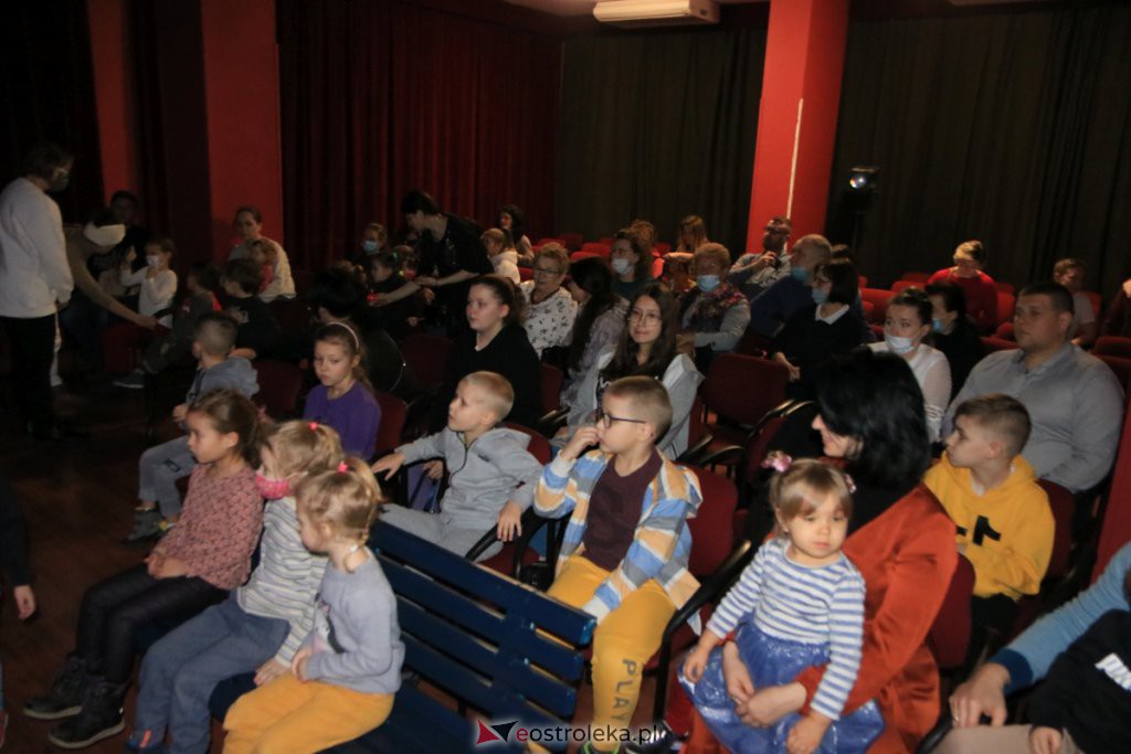 „Niewidzialni” w Klubie Oczko. Widzowie obejrzeli dwa świąteczne spektakle [15.01.2022] - zdjęcie #1 - eOstroleka.pl