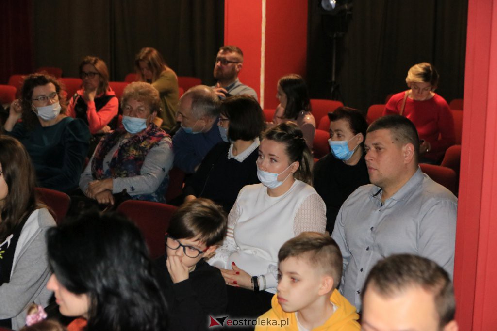„Niewidzialni” w Klubie Oczko. Widzowie obejrzeli dwa świąteczne spektakle [15.01.2022] - zdjęcie #2 - eOstroleka.pl