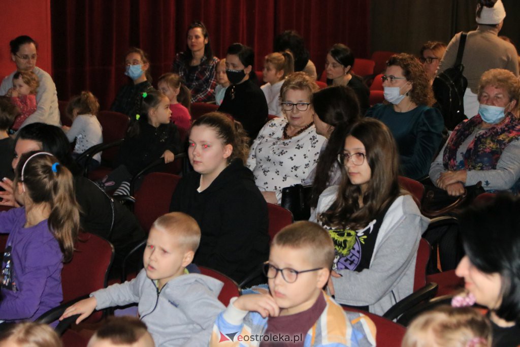 „Niewidzialni” w Klubie Oczko. Widzowie obejrzeli dwa świąteczne spektakle [15.01.2022] - zdjęcie #3 - eOstroleka.pl